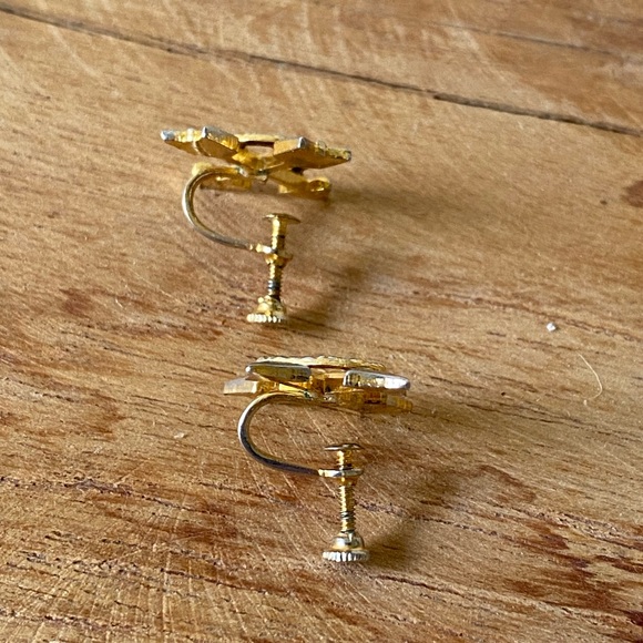 Textured heart with 2 arrows screw back earrings - Picture 5 of 7